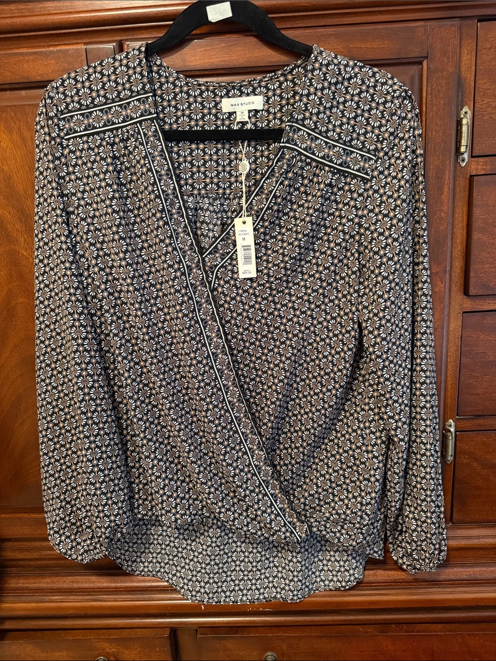 NWT Max Studio size medium black and white top long sleeve